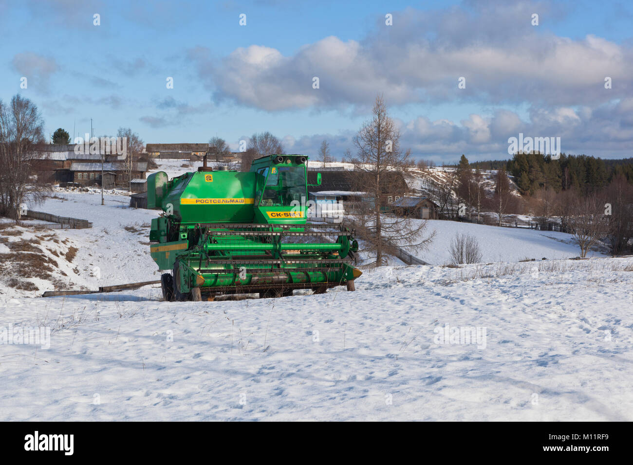 Verkhovazhsky Kolenga, Bezirk, Vologda Region, Russland - 12. März 2014: Harvester Niva nach Winter Quarters des russischen Dorfes Stockfoto