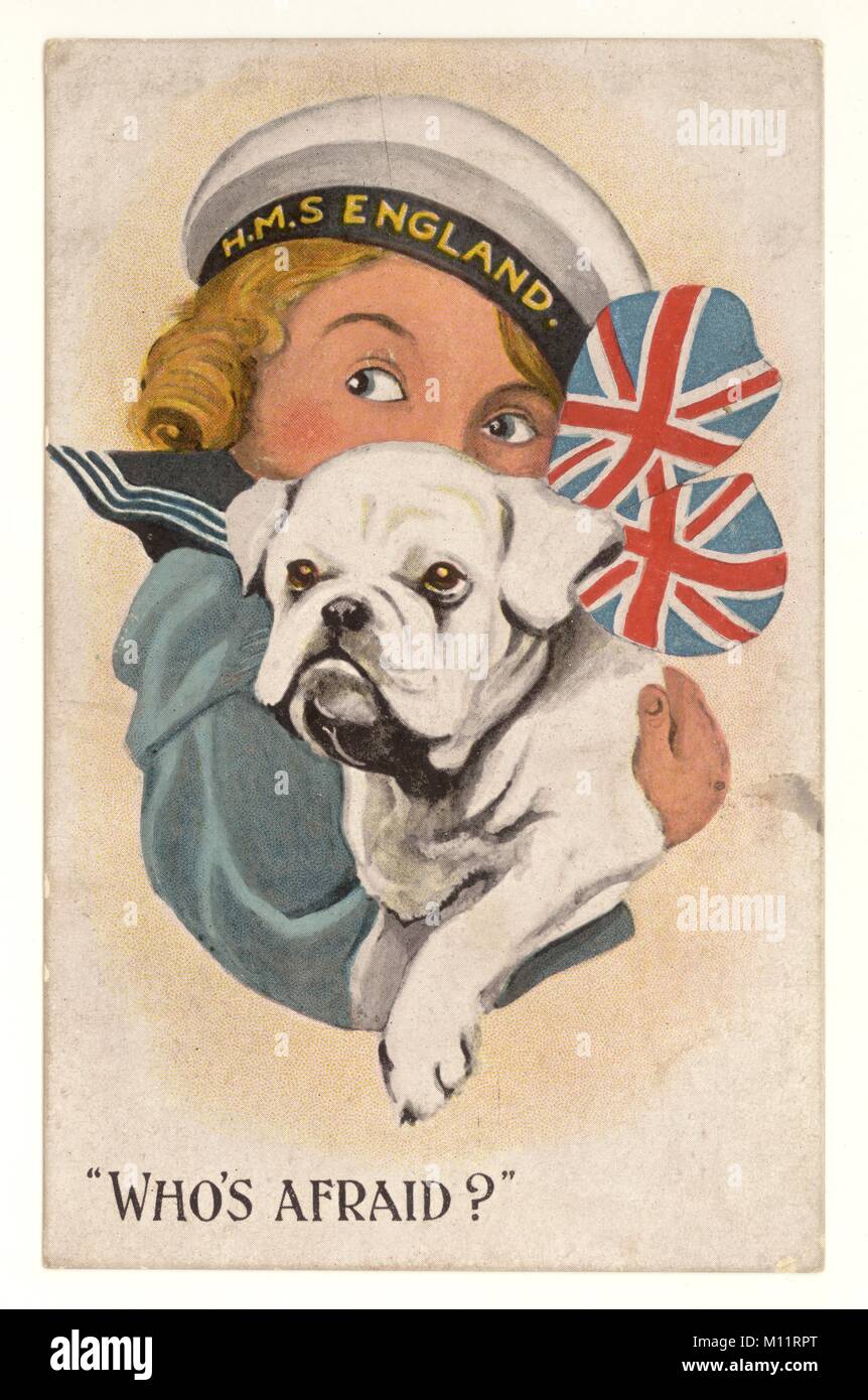 Patriotische Postkarte aus der Zeit des 1. Weltkriegs mit Mädchen mit Bulldogge „Whos Afraid?“ Ca. 1915 Stockfoto