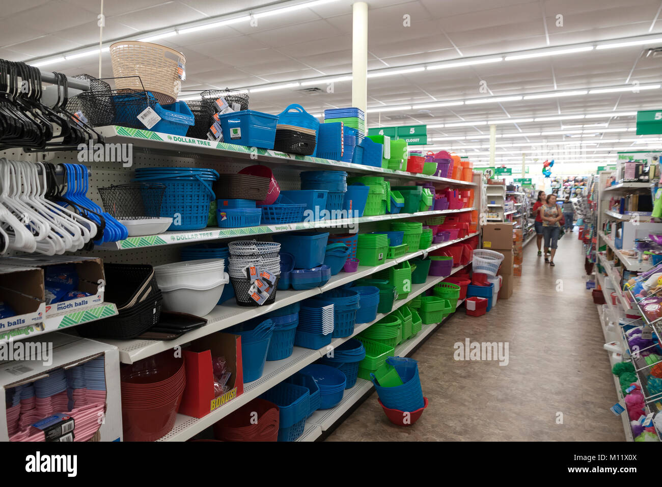 Kunststoff Lagerbehältern und Schrank Produkte für den Verkauf in einem Dollar Tree store in Fort Lauderdale, Florida, USA. Stockfoto
