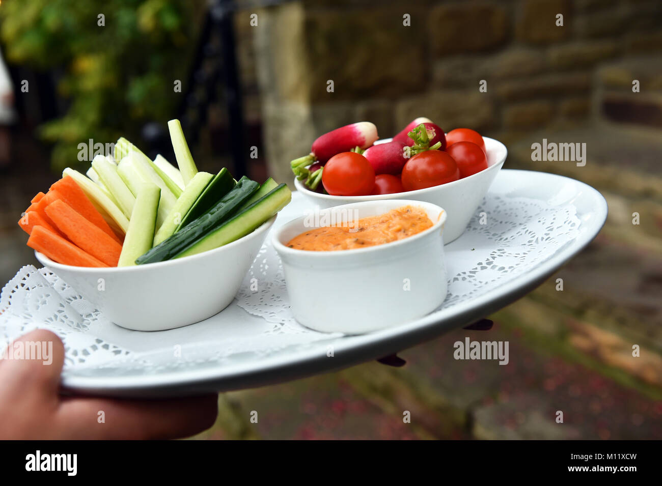 Eine gesunde Teller Gemüse Häppchen mit einem Dip Stockfoto
