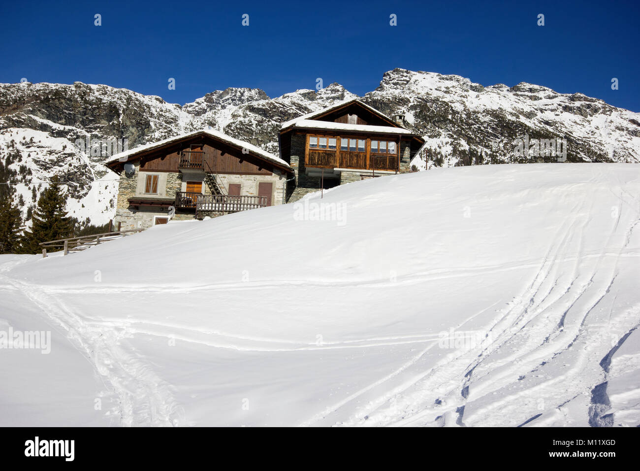 Ski Hütten auf der Piste des schönen Chiesa in Valmalenco, Sondrio, Italien Stockfoto