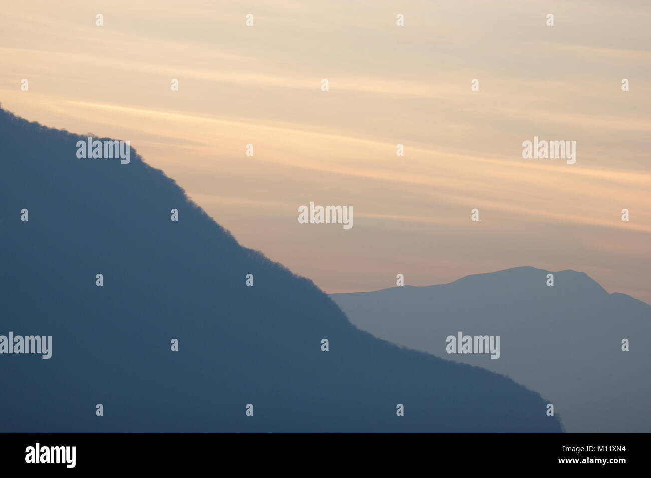 Berge bei Sonnenuntergang im Winter in der Entfernung in Valtellina, Italien Stockfoto