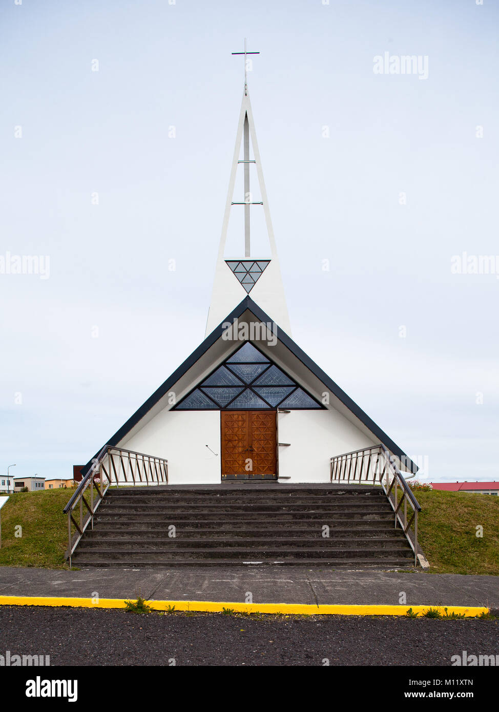 Moderne Kirche vom Architekten Hákon Hertevig im Dorf Olafsvik, Island Stockfoto