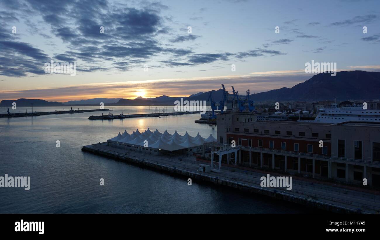 Kreuzfahrt im Mittelmeer in der Nähe der Hafen von Palermo, Sizilien, Italien von Sonnenaufgang und Sonnenuntergang Stockfoto