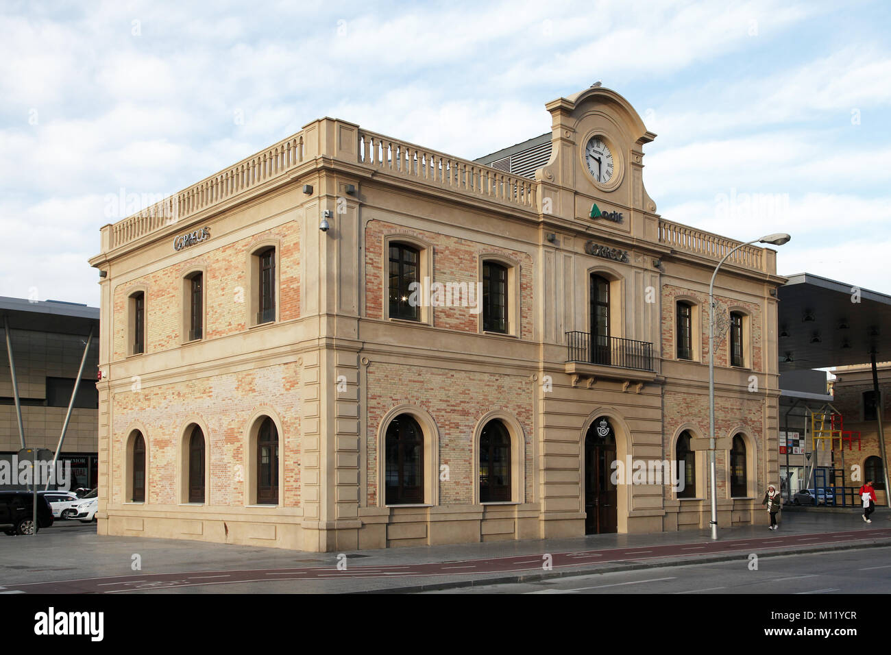 Post Gebäude vor dem Malaga Stadt Bahnhof. María Zambrano Stockfoto