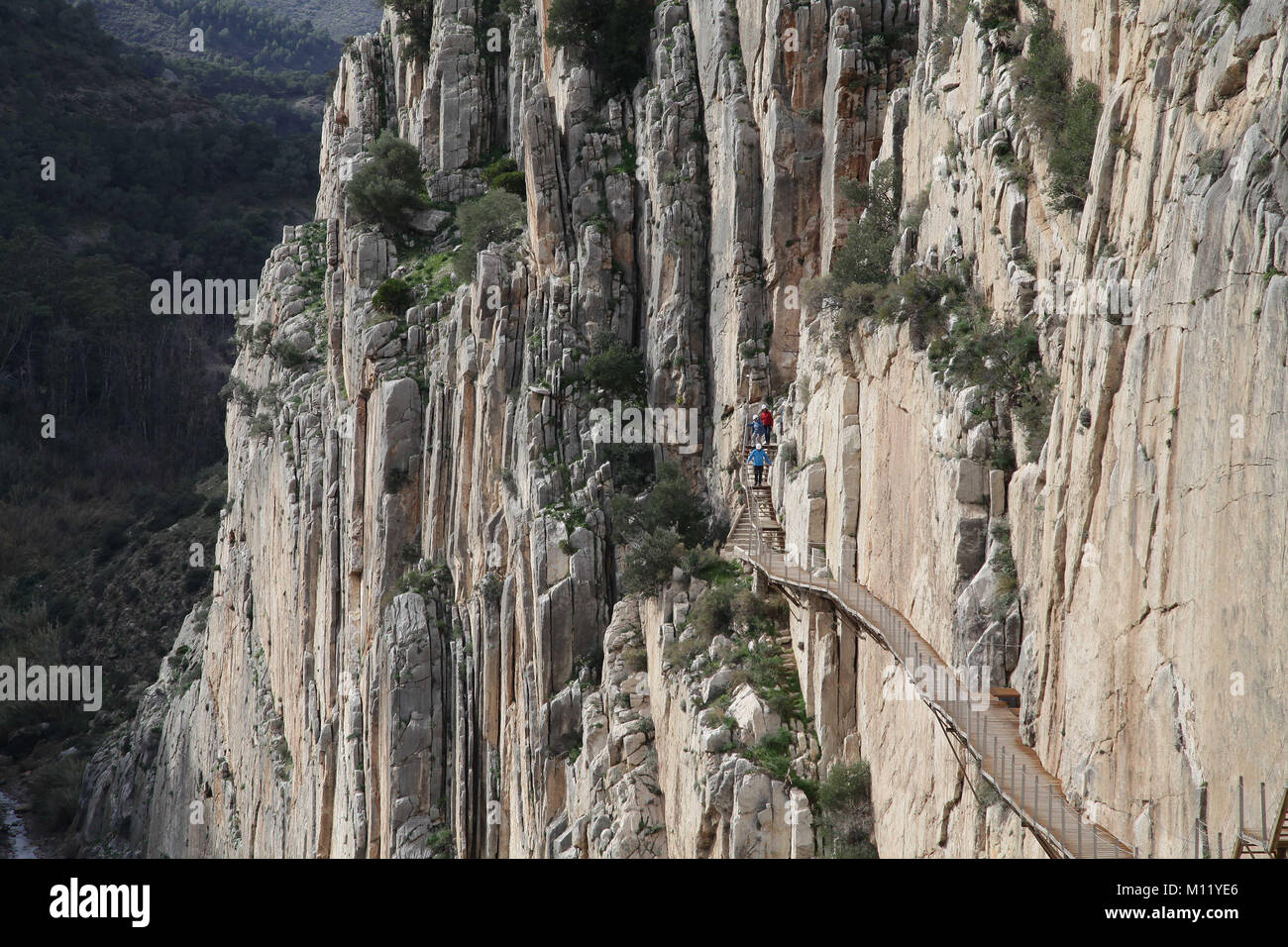Camino oder Caminito del Rey. Ein Wanderweg oder Promenade entlang der Schlucht El Chorro, Málaga Spanien. 2,9 km Entfernung. Stockfoto