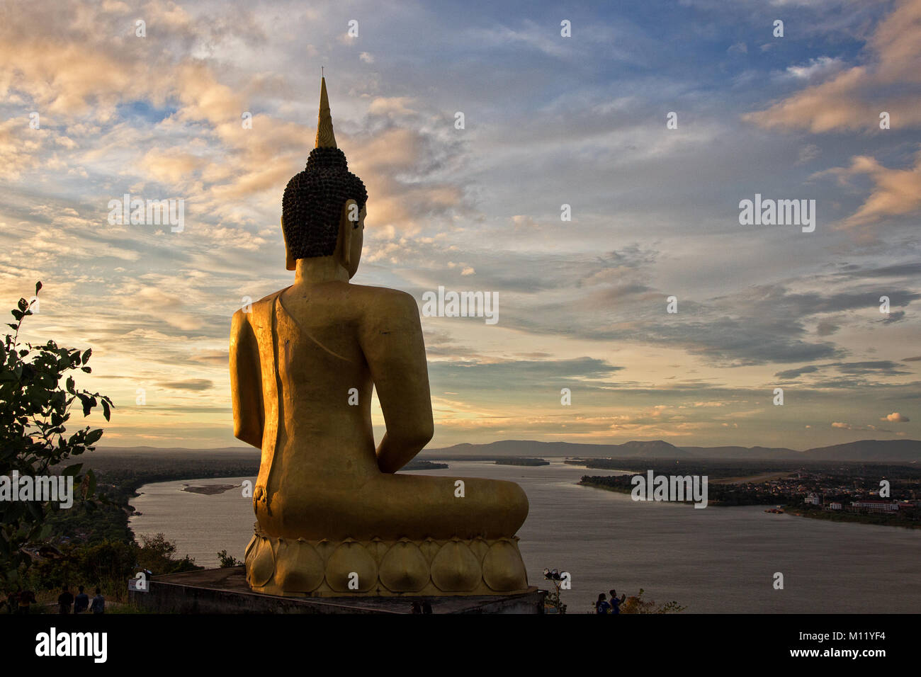 Buddha Statue auf einem Berg von Champasak mit Blick auf amazieng Mekong Szenerie im Südlichen Laos Indochina Stockfoto