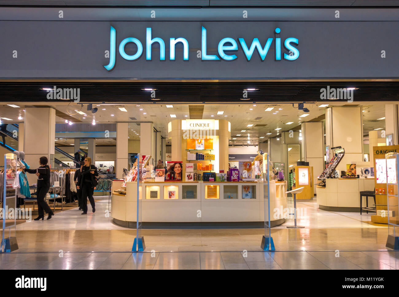 John Lewis Department Store mit Angestellten Kleidung, der gerade geöffnet. Queensgate Shopping Center, Peterborough, Cambridgeshire, England, UK. Stockfoto