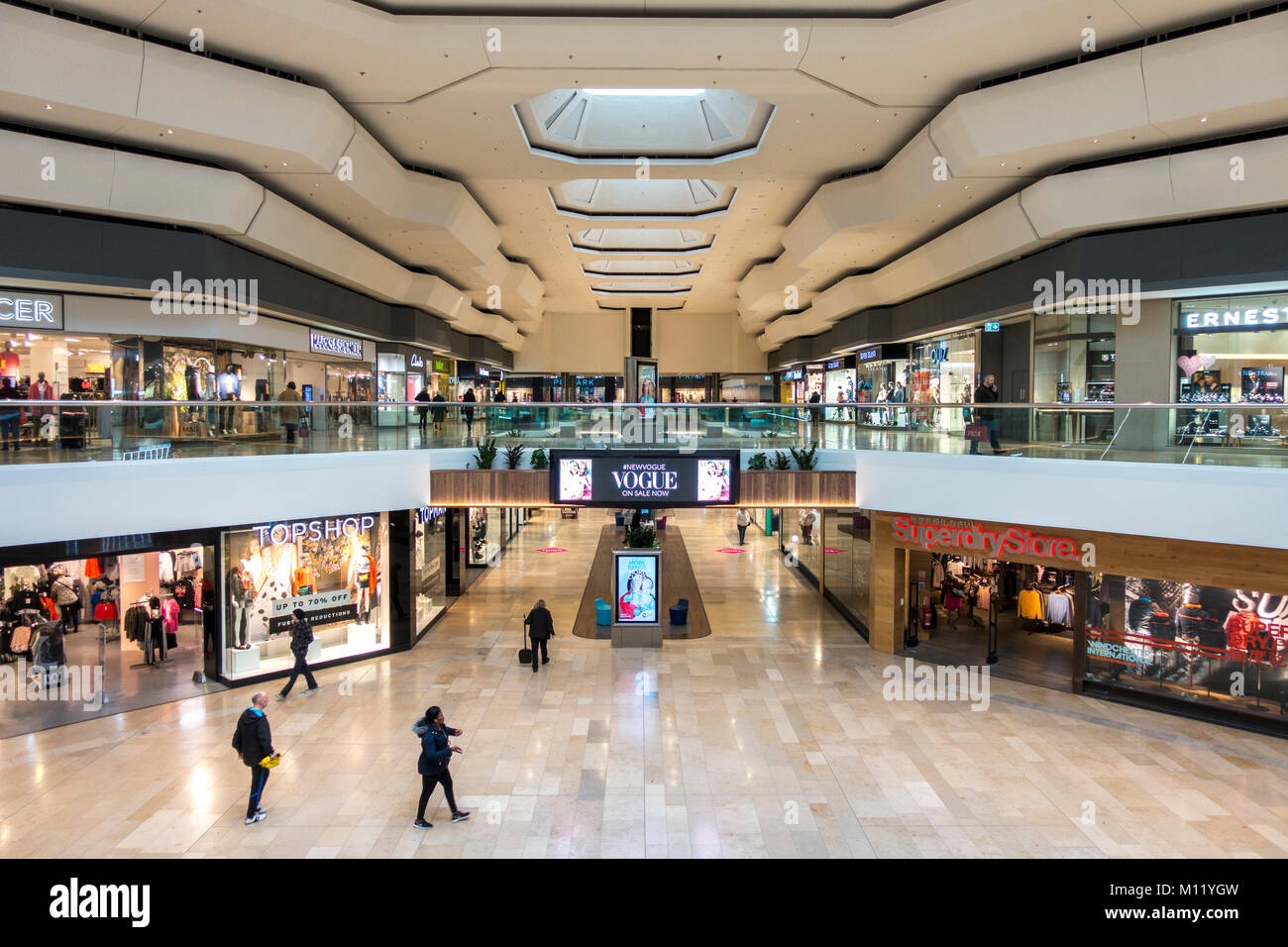 In einem ruhigen Queensgate Shopping Center, mit Personen im Erdgeschoss und ersten Stock. Stadt Peterborough, Cambridgeshire, England, UK. Stockfoto