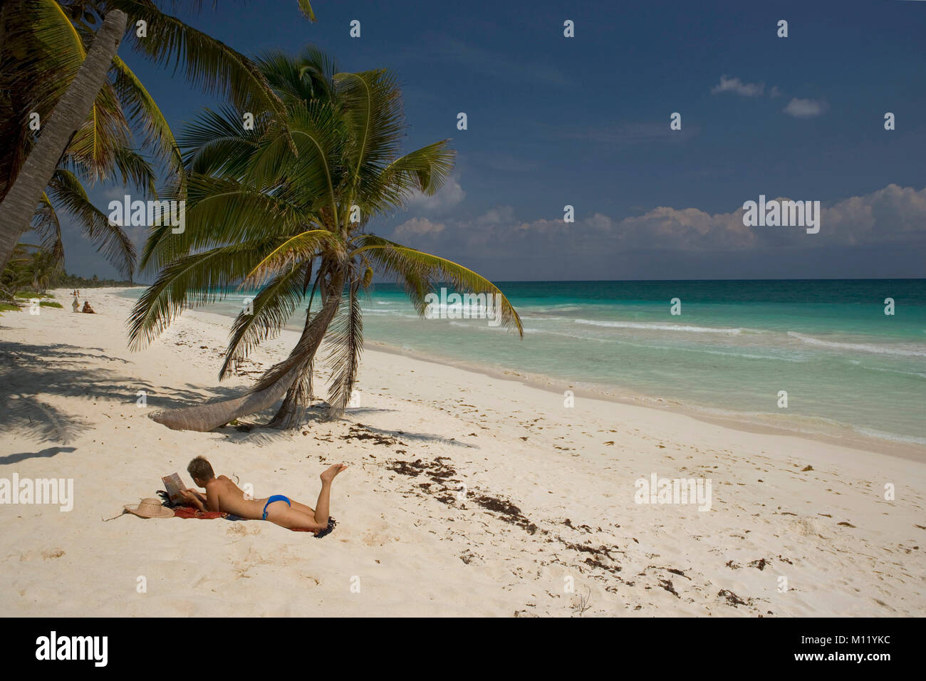 Mexiko. Halbinsel Yucatan. Tulum. Palmen. Frau am Strand. Stockfoto
