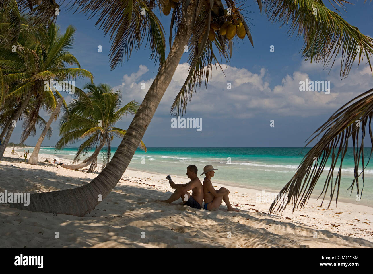 Mexiko. Halbinsel Yucatan. Tulum. Palmen. Paar am Strand. Stockfoto