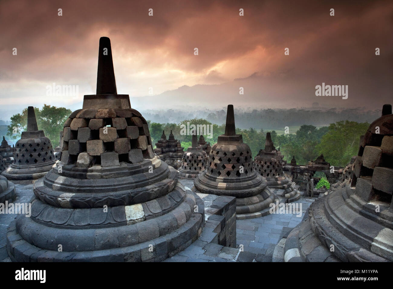 Indonesien. Java. Yogyakarta (Jokjakarta). Borobudur. Buddhistische Tempel in der Morgendämmerung. Unesco-Weltkulturerbe. Stockfoto