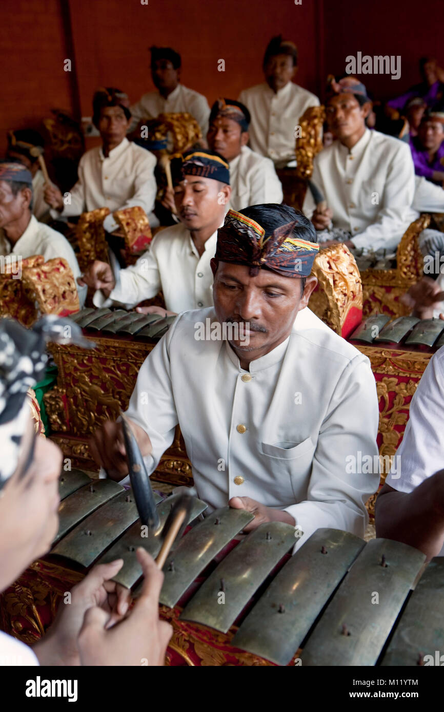 Indonesien, Bali Tejakula Dorf, Pura Maksan Tempel. Gamelan Orchester während der Tanz drama Wayang Wong. Stockfoto