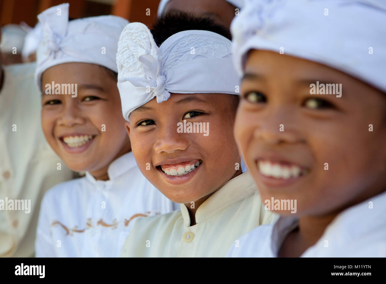 Indonesien, Insel Bali, Tejakula Dorf, Pura Maksan Tempel. Jungs in feierlichen Kleid. Stockfoto