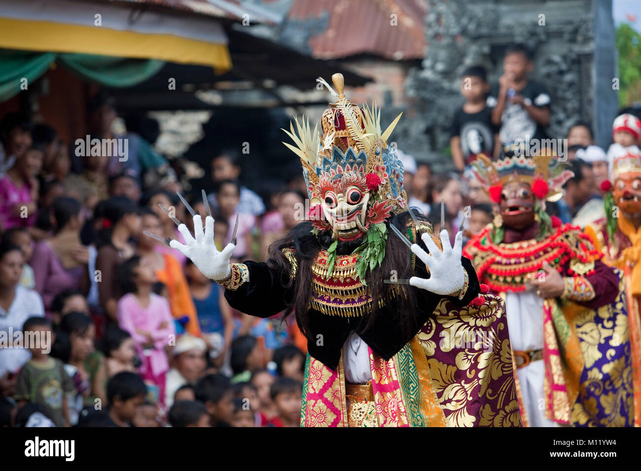 Indonesien, Insel Bali, Tejakula Dorf, Pura Maksan Tempel. Tanz Drama mit sakralen Masken namens Wayang Wong. Stockfoto
