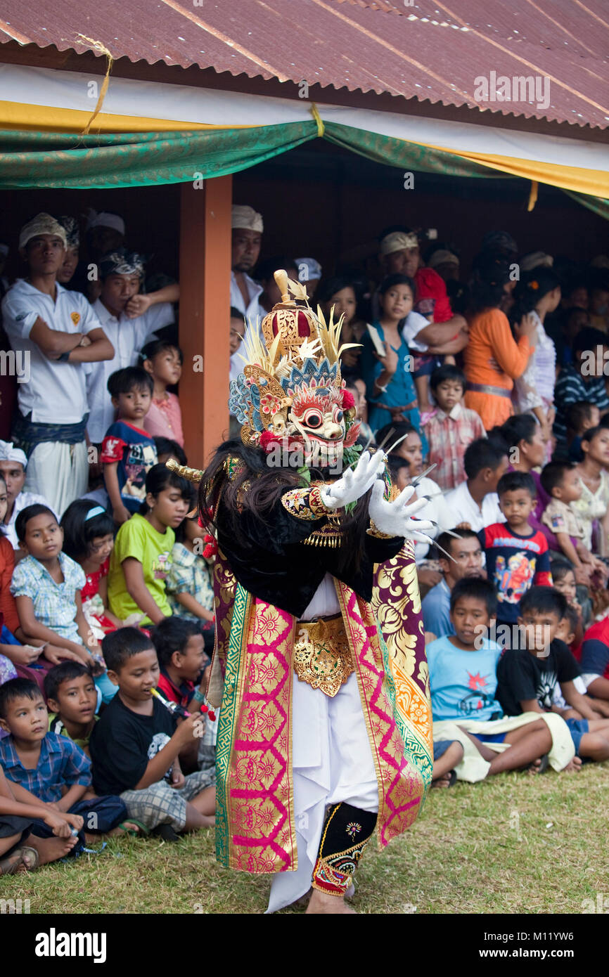 Indonesien, Insel Bali, Tejakula Dorf, Pura Maksan Tempel. Tanz Drama mit sakralen Masken namens Wayang Wong. Stockfoto