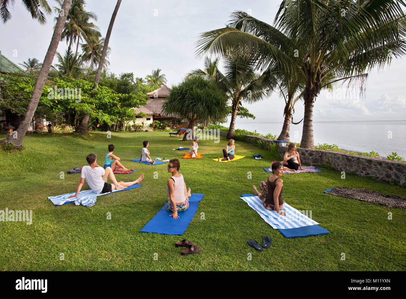 Indonesien, Insel Bali, in der Nähe von tejakula Dorf, Gaia Oasis Resort. Frauen Yoga. Stockfoto