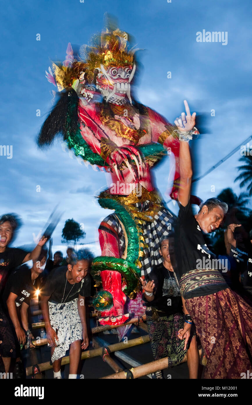 Indonesien, Insel Bali, Tejakula, ogoh-ogoh Festival, celibrated am Tag vor nyepi, balinesisches neues Jahr. Monster Puppen. Stockfoto
