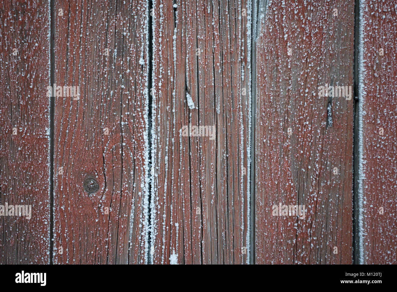 Red verwittertes Holz Wand Textur mit Frost Stockfoto
