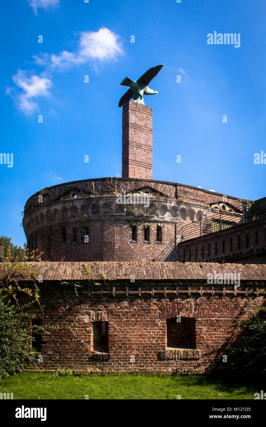 Deutschland, Köln, das Fort I. von der ehemaligen preußischen Festung, Fort Erbgrossherzog Paul von Mecklenburg, die Spalte mit dem Adler wurde errichtet ein Stockfoto