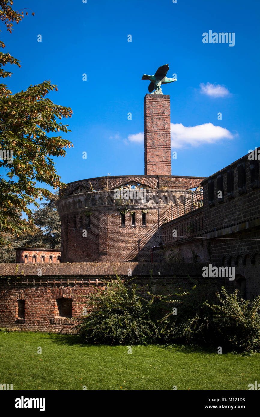 Deutschland, Köln, das Fort I. von der ehemaligen preußischen Festung, Fort Erbgrossherzog Paul von Mecklenburg, die Spalte mit dem Adler wurde errichtet ein Stockfoto