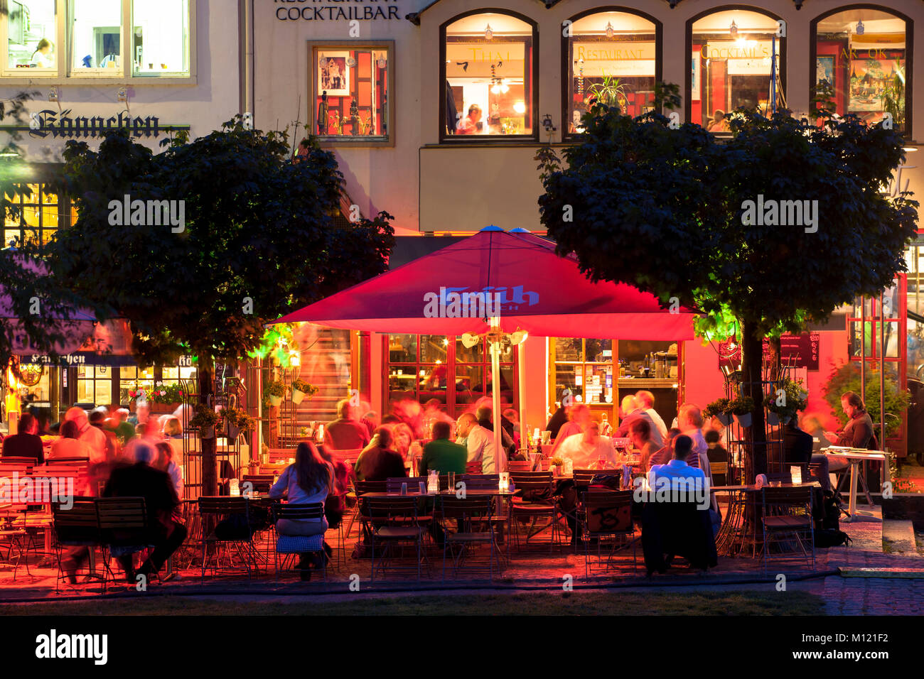 Deutschland, Köln, Restaurants am Ufer des Rheins in der Altstadt. Deutschland, Koeln, Restaurants am Rheingarten in der Altstadt. Stockfoto