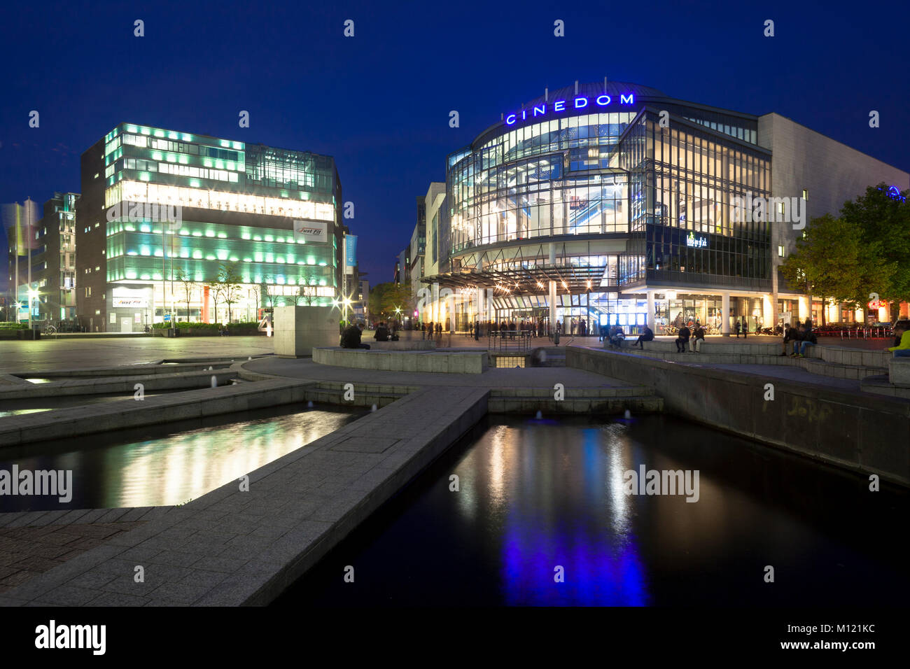Deutschland Koln Das Kino Cinedom Im Mediapark Auf Der Linken Seite Das Gebaude Mediapark 4 Forum Deutschland Koeln Das Multiplex Kino Cinedom Im Stockfotografie Alamy