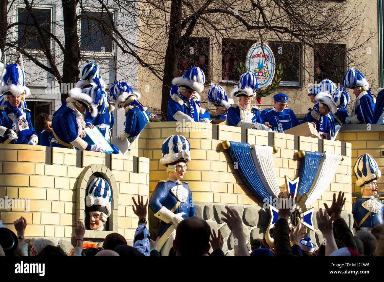 Deutschland, Köln, Karneval, Rosenmontag Prozession, die karnevalsgesellschaft Blaue Funken im historischen Stadtzentrum. Deutschland, Köln, Karneval, Ro Stockfoto