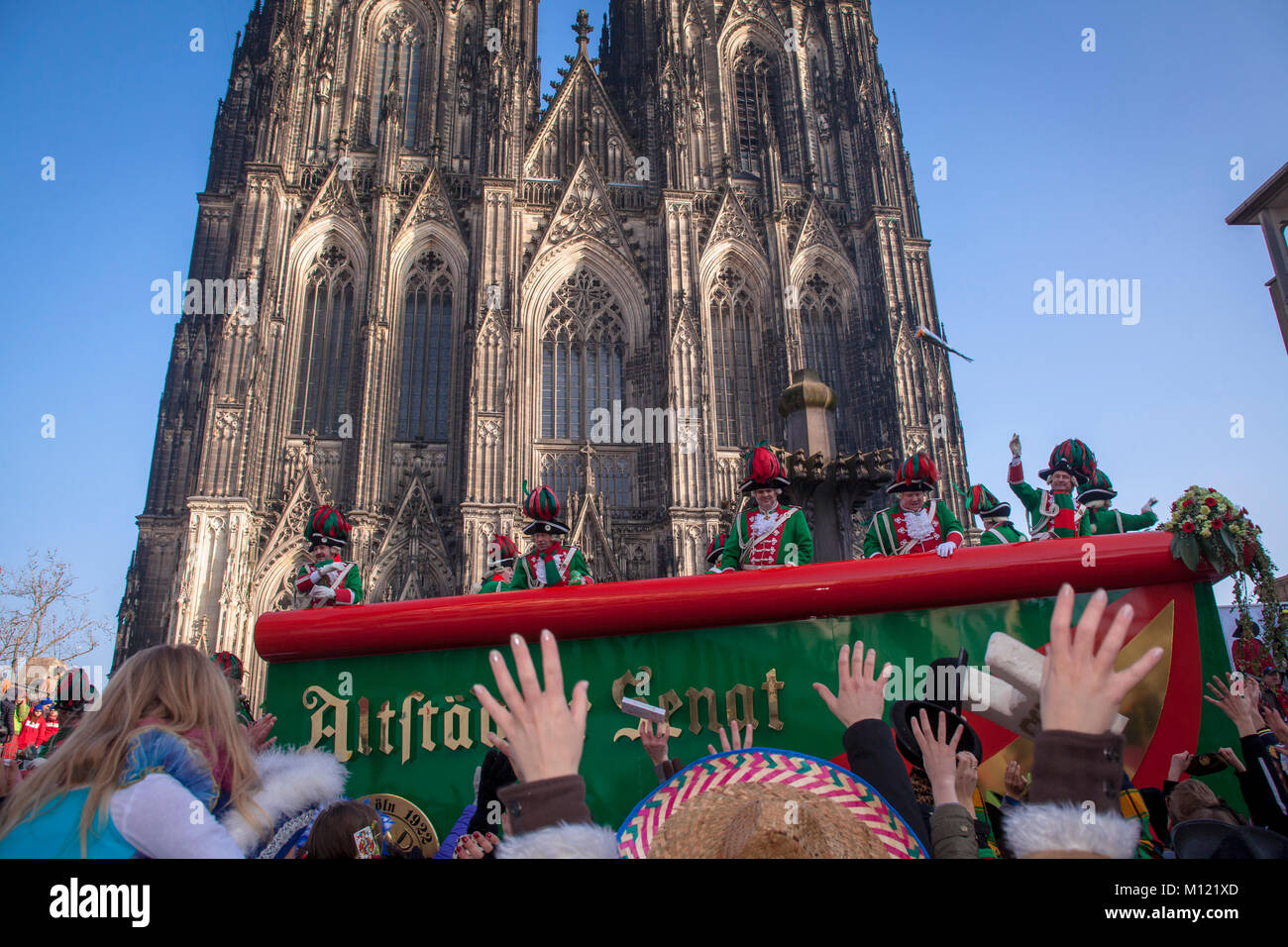 Deutschland, Köln, Karneval, Rosenmontag Prozession, float der Karneval Gesellschaft Altstaedter vor der Kathedrale. Deutschland, Koeln, Ka Stockfoto