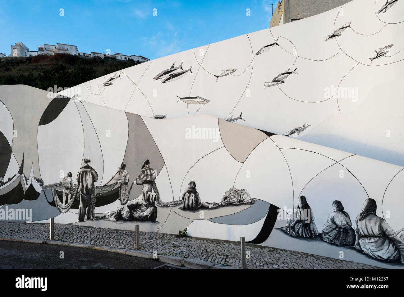 Weiße Wand mit gemalten Wandbild durch Filipe Ferreria, die die Geschichte von Nazare ein Fischerdorf in Portugal. Stockfoto