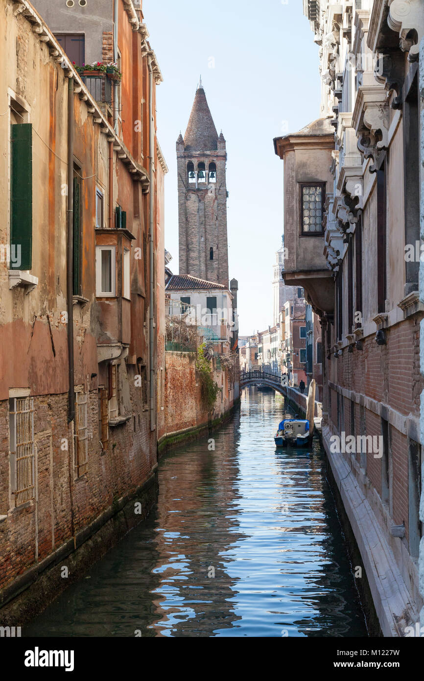 Rio de San Barnaba Kanal, Dorsoduro Venedig, Venetien, Italien, zwischen historischen Gebäuden zu den Glockenturm von San Barnaba Kirche auf einem sonnigen Winte Stockfoto