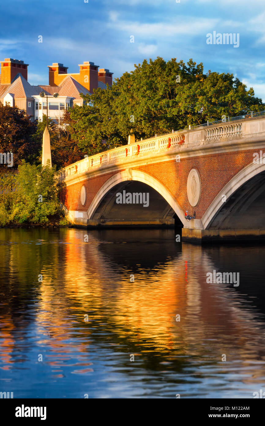 Harvard University Brücke am Charles River in Cambridge, Massachusetts. Schönen Morgenlicht mit Reflexionen. Vertikale Stockfoto
