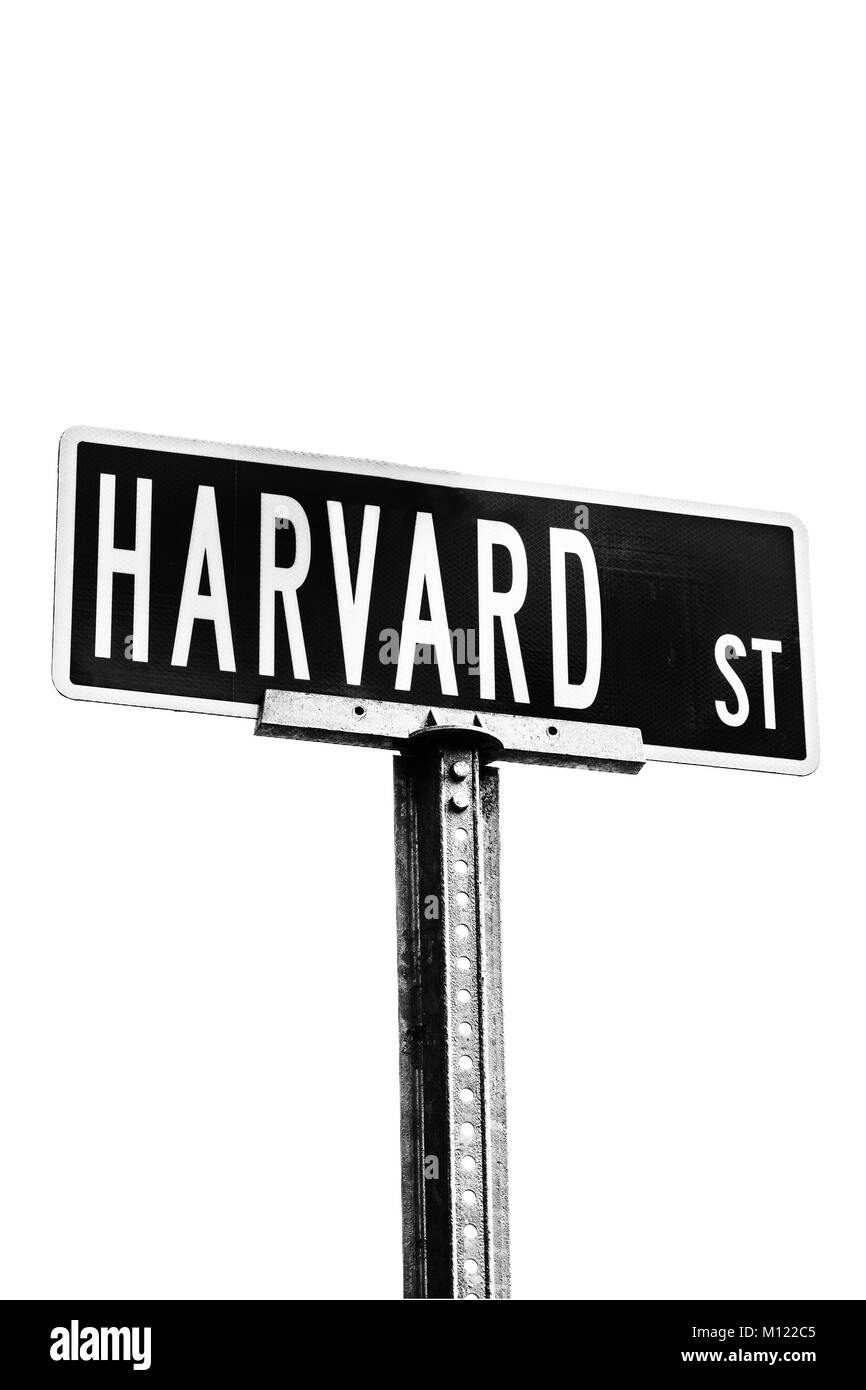 Harvard Street Sign post in Cambridge, Massachusetts. Metall Schild mit weißer Schrift auf weißem Hintergrund. Schwarz und Weiß. Platz kopieren Stockfoto