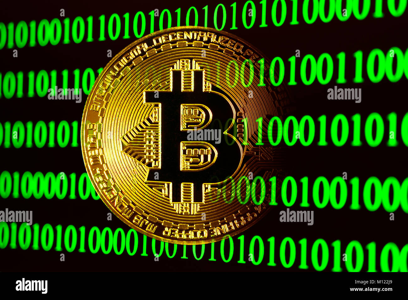 Mit binären Code Bitcoin Stockfoto
