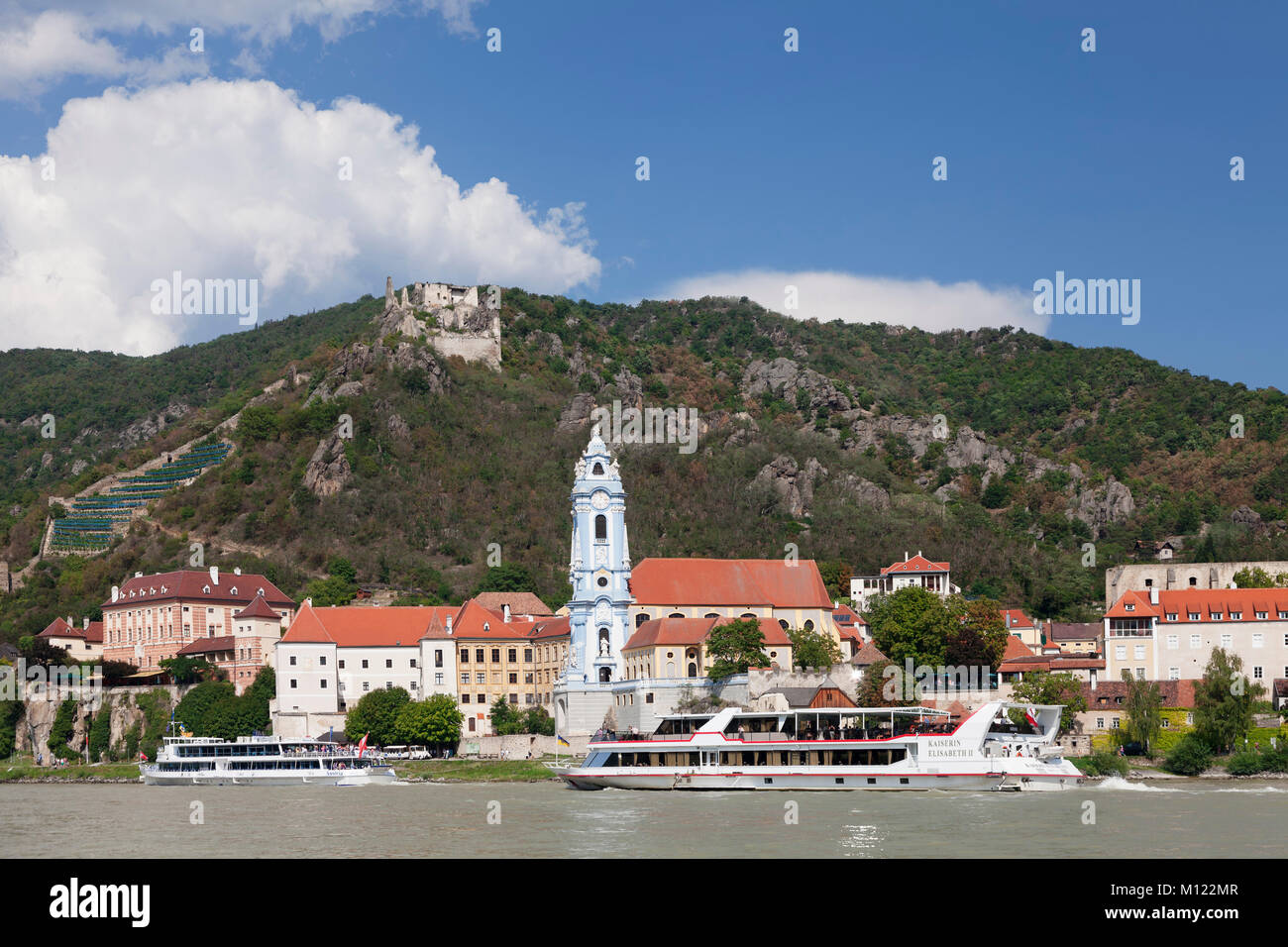 Blick über die Donau nach Dürnstein mit Stiftskirche und Burgruine, Wachau, UNESCO-Weltkulturerbe, Österreich Stockfoto
