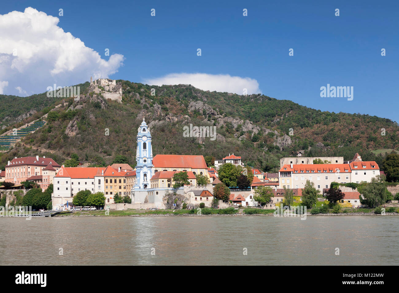Blick über die Donau nach Dürnstein mit Stiftskirche und Burgruine, Wachau, UNESCO-Weltkulturerbe, Österreich Stockfoto