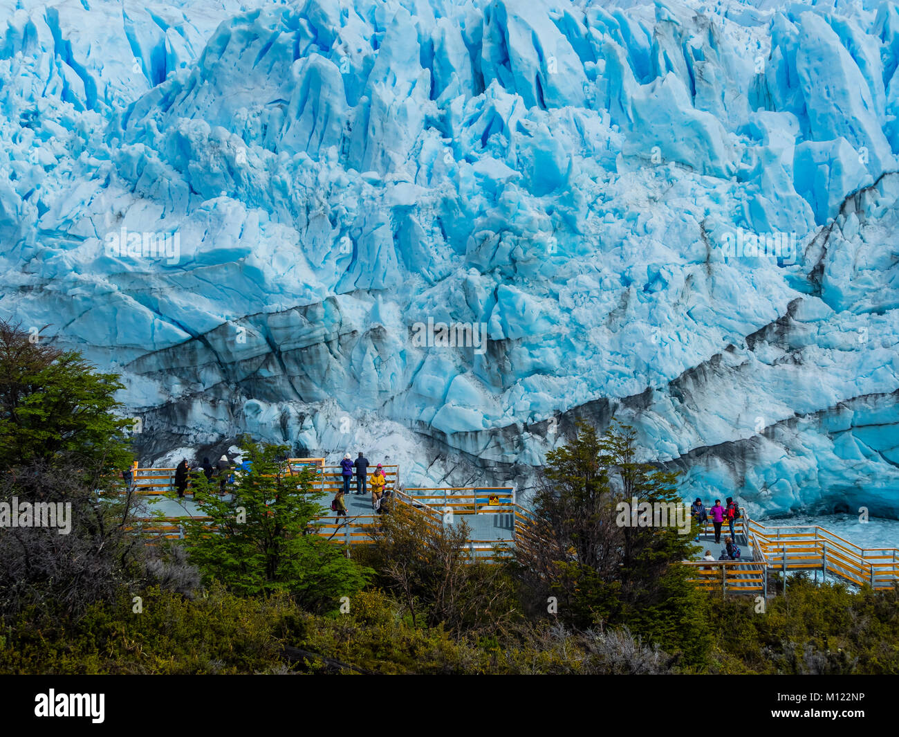 Touristen auf einer Aussichtsplattform auf der Perito Moreno Gletscher, Region von El Calafate, Provinz Santa Cruz, Patagonien, Argentinien Stockfoto
