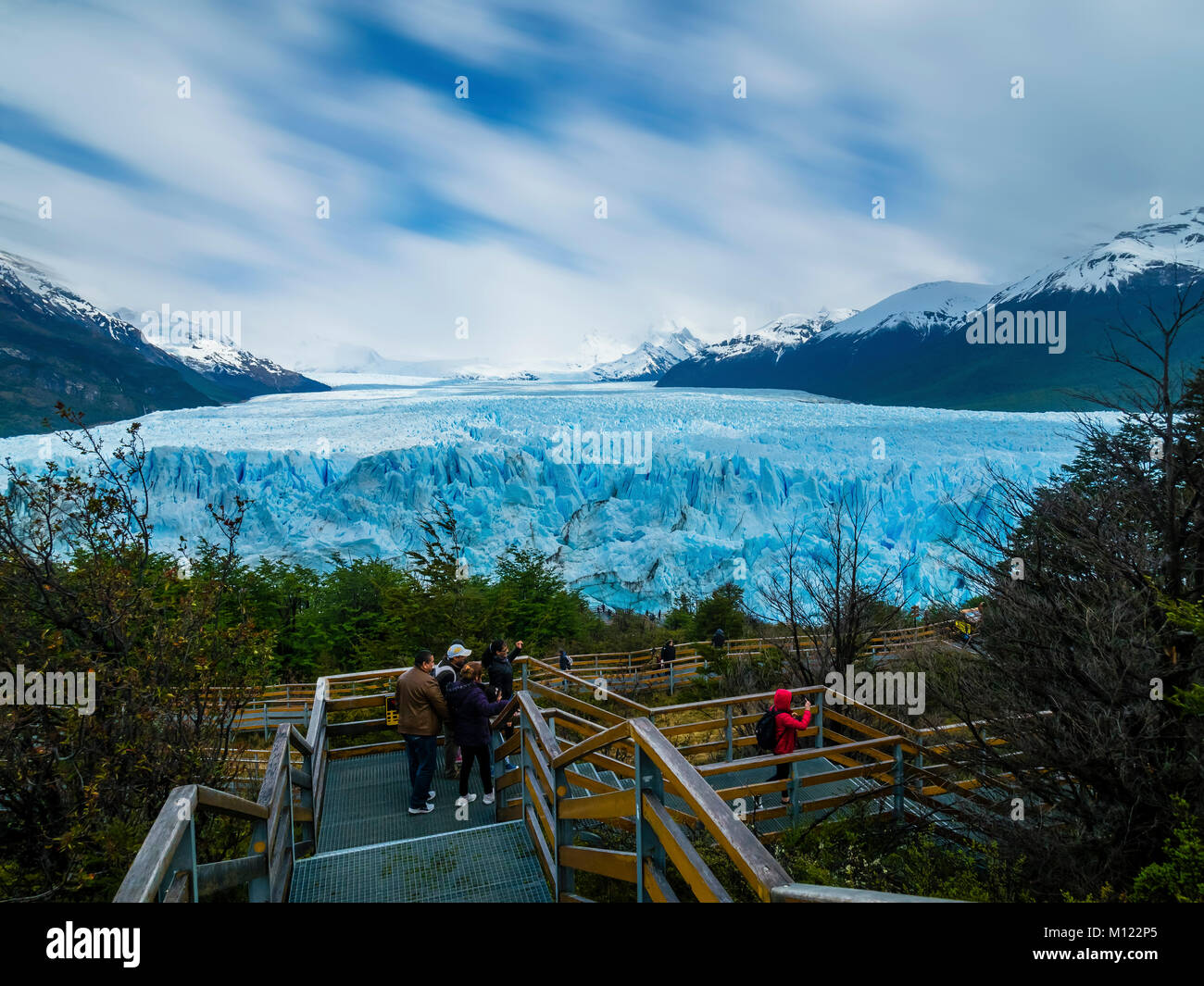 Touristen auf einer Aussichtsplattform auf der Perito Moreno Gletscher, Region von El Calafate, Provinz Santa Cruz, Patagonien, Argentinien Stockfoto