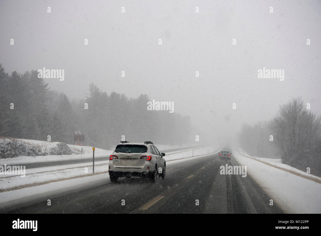 Fahren auf dem Hohen Weg durch Schneefall in Vermont. Stockfoto