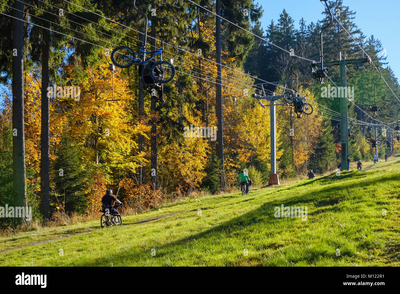 Aufzug mit Mountainbiker am Geißkopf, in der Nähe von Bodenmais, Bayerischer Wald, Niederbayern, Bayern, Deutschland Stockfoto