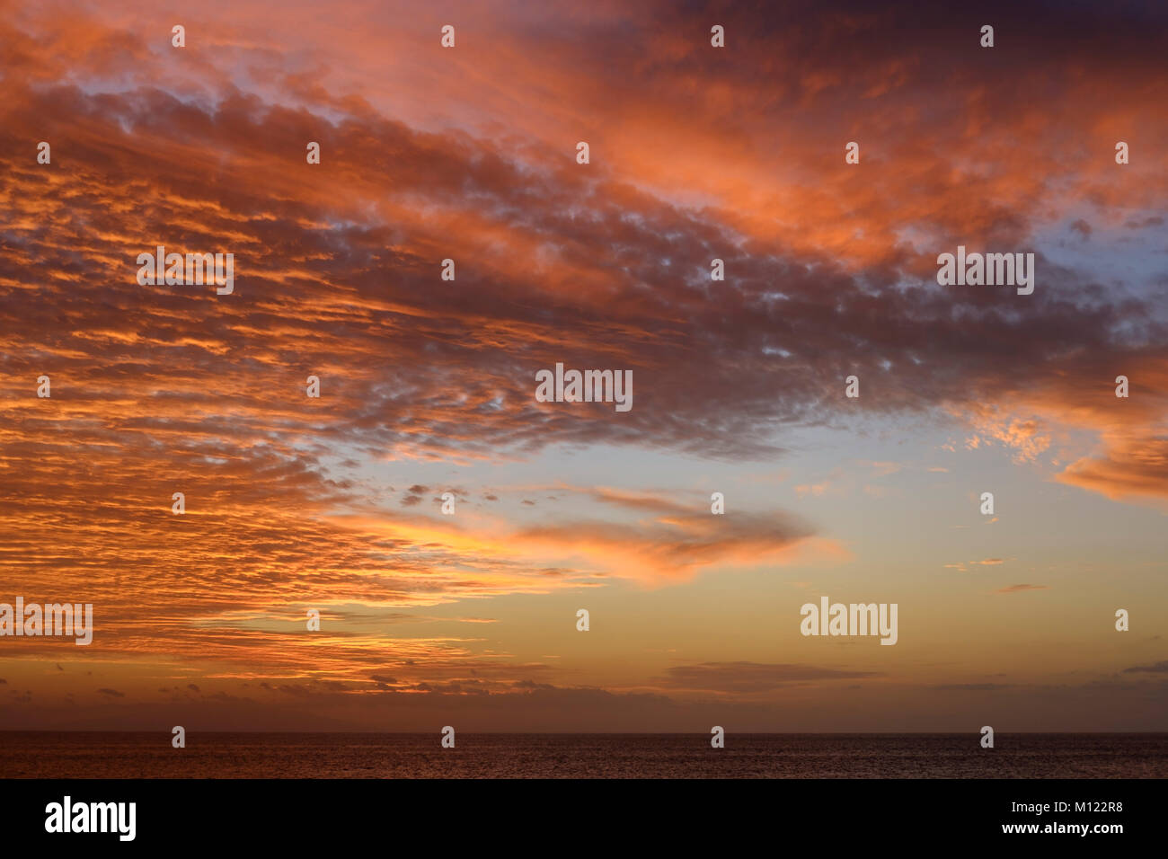 Red bewölkter Himmel bei Sonnenuntergang, Atlantik, La Gomera, Kanarische Inseln, Spanien Stockfoto