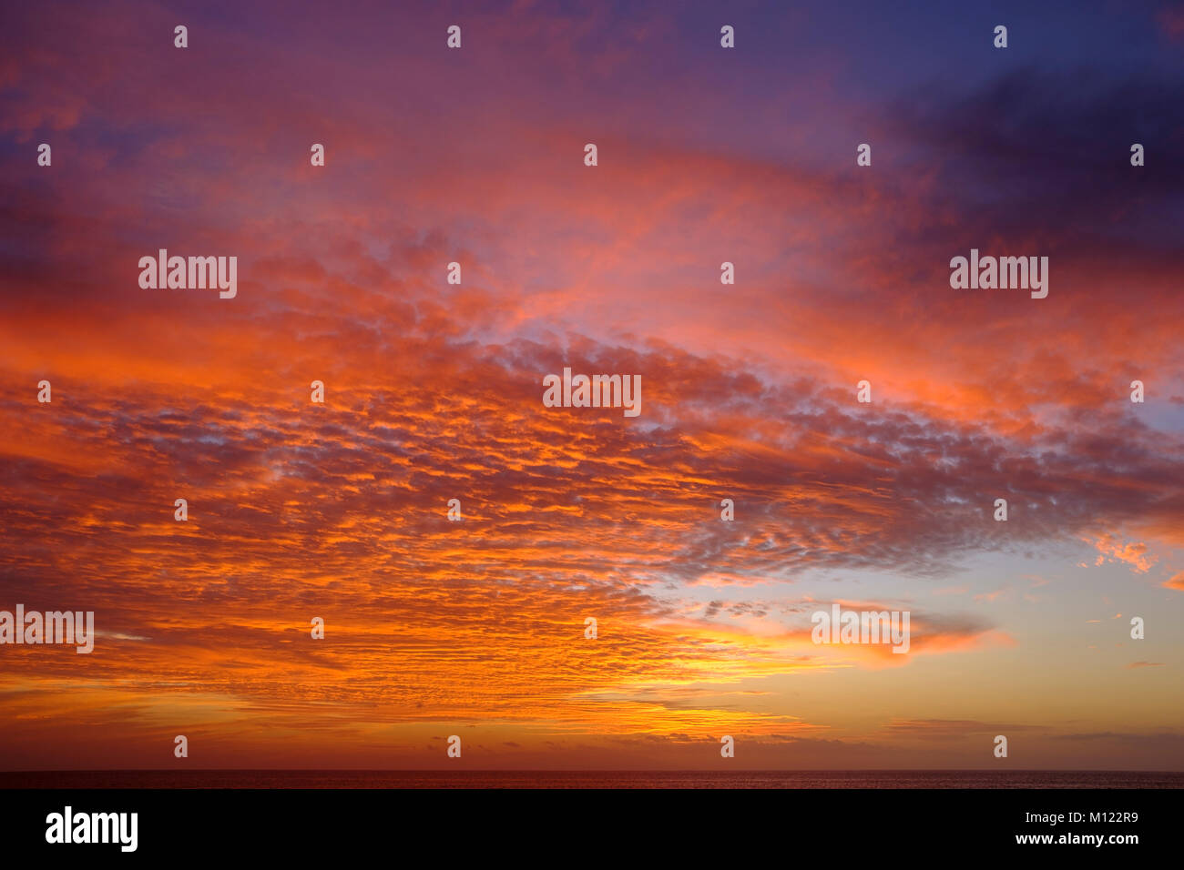 Red bewölkter Himmel bei Sonnenuntergang, Atlantik, La Gomera, Kanarische Inseln, Spanien Stockfoto
