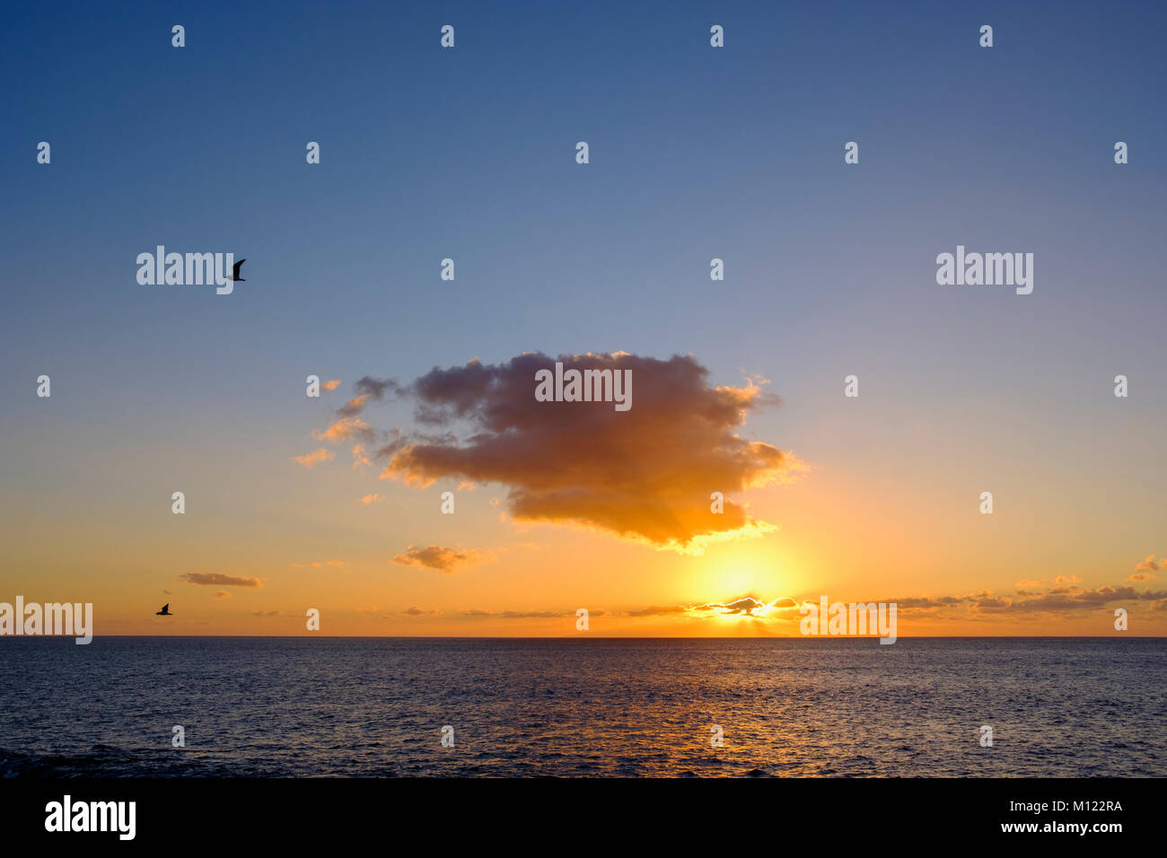 Sonnenuntergang über dem Atlantischen Ozean, La Gomera, Kanarische Inseln, Spanien Stockfoto