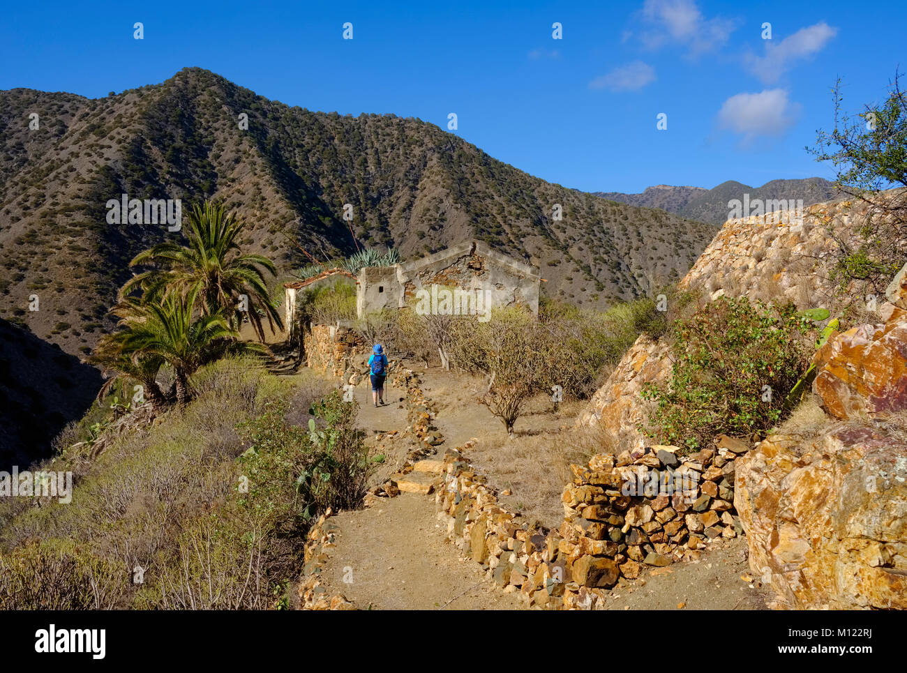 Frau Wandern auf der Spur, in der Nähe von Vallehermoso Tamargada, La Gomera, Kanarische Inseln, Spanien Stockfoto