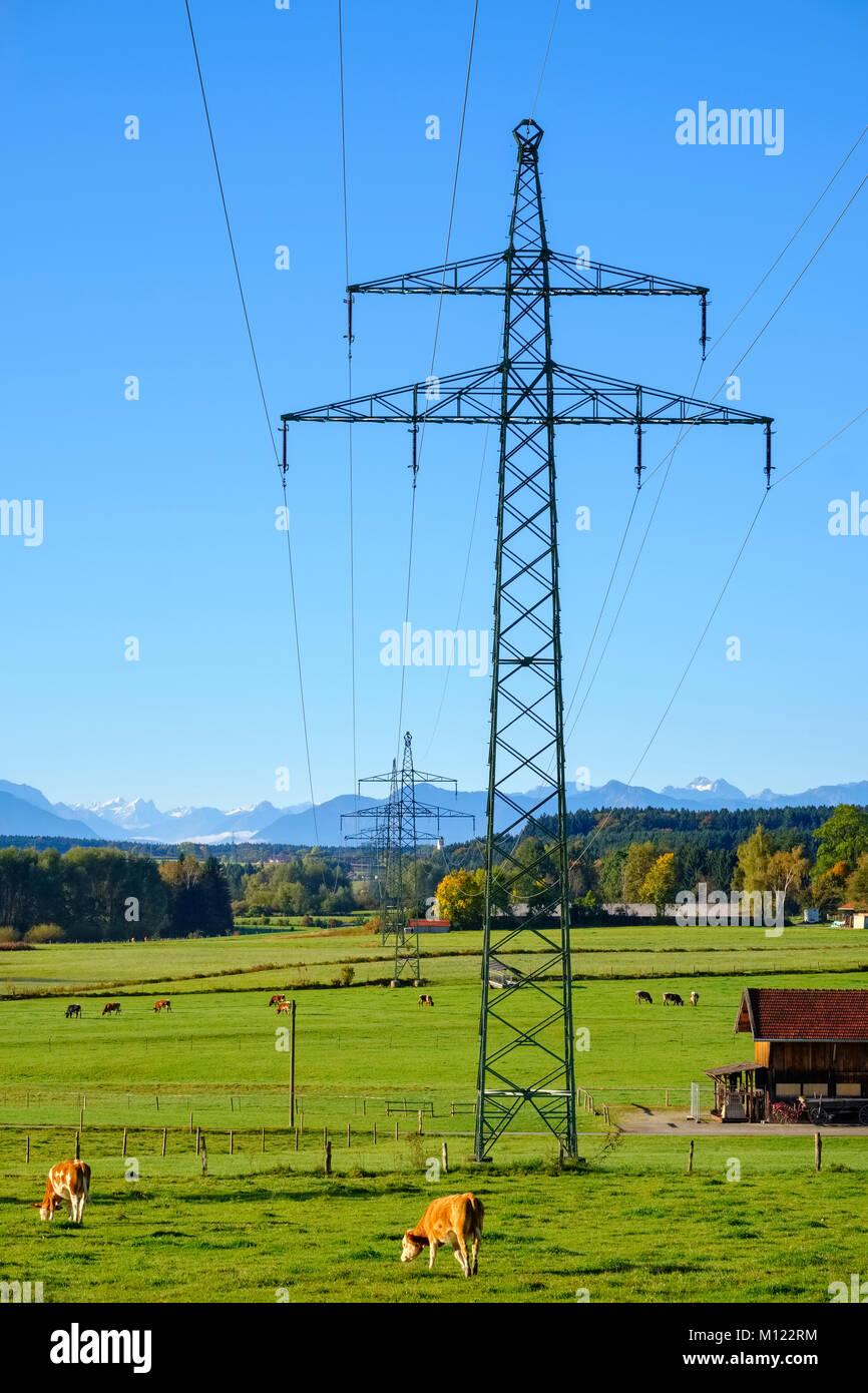 Hochspannungsleitung in der Nähe von Egling, Voralpen, Oberbayern, Bayern, Deutschland Stockfoto