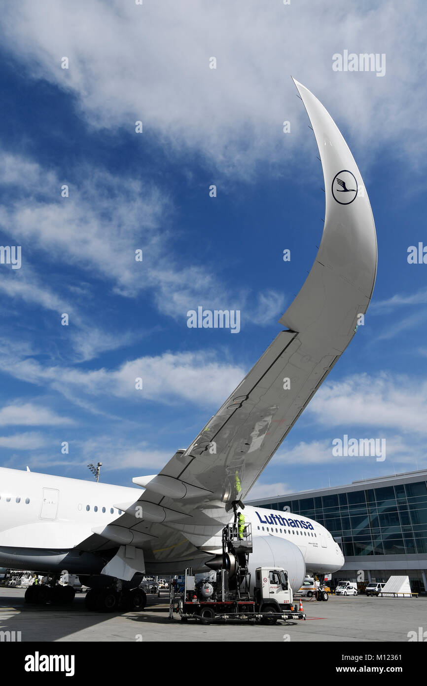 Handling, Auftanken, Lufthansa Airbus A350-900, Flughafen München, Oberbayern, Deutschland Stockfoto