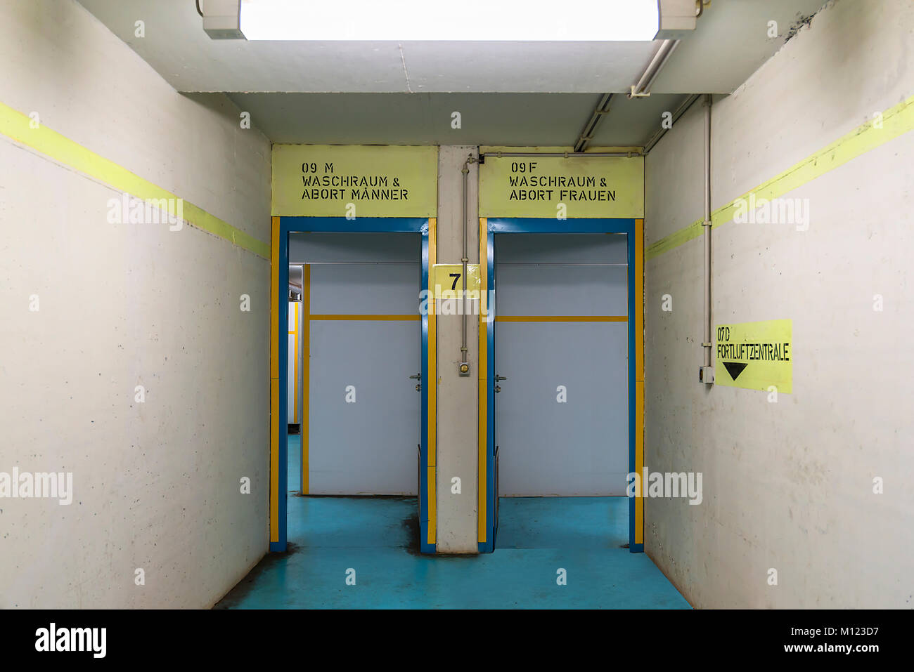 Eingang zu den Toiletten und Waschräume in den stillgelegten nuklearen Bunker, gebaut für 2.400 Menschen in den 70er Jahren unter Stockfoto