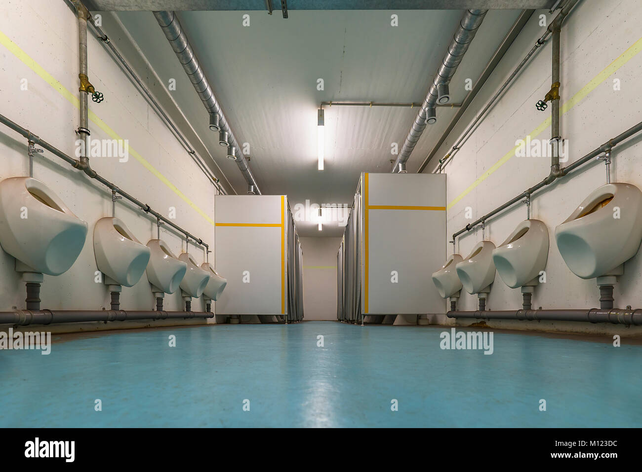 Herren wc Zimmer in den stillgelegten nuklearen Bunker, für 2.400 Menschen in den 70er Jahren unter dem Nürnberger Hauptbahnhof gebaut Stockfoto