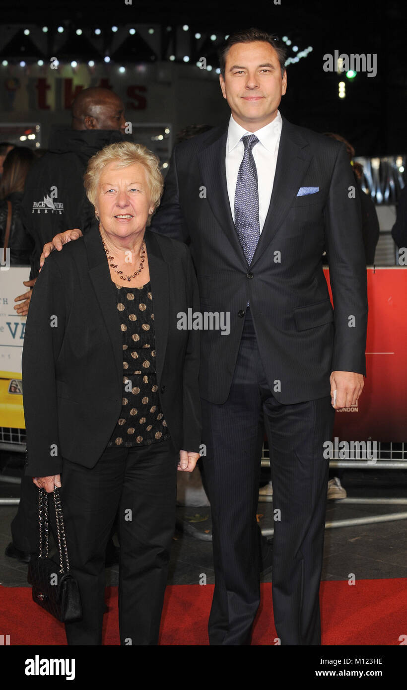 David Walliams und seine Mutter besuchen die 59. BFI London Film Festival Screening der Dame Im Van, Odeon Leicester Square, London. © Paul Treadway Stockfoto