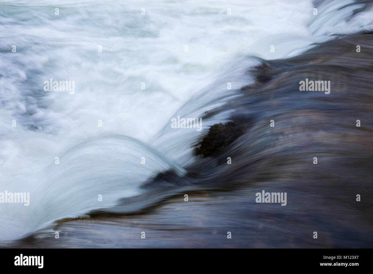 Zusammenfassung Hintergrund des Wassers Vintgar-Schlucht in der Nähe von Bled, Slowenien Stockfoto